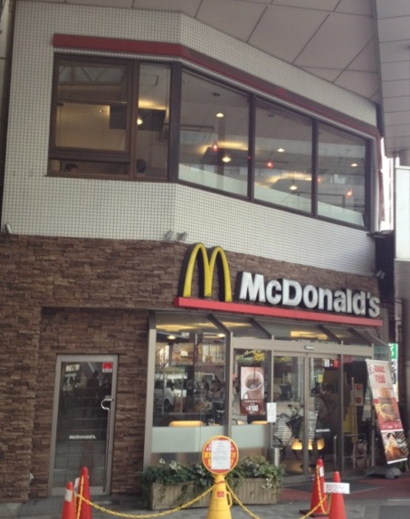 飲食店　マクドナルド 九条店（飲食店）まで595m