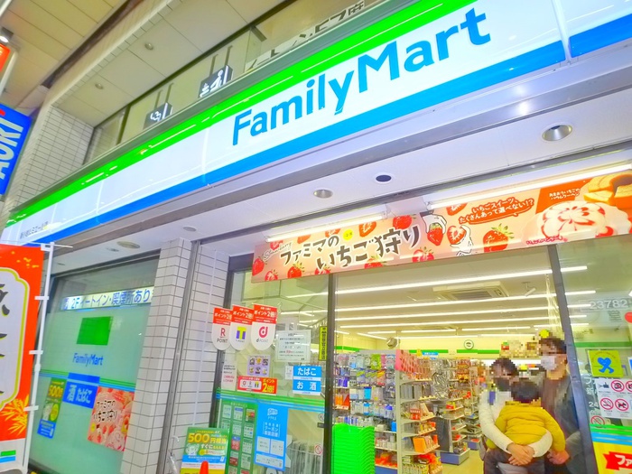コンビニ　ファミリーマート（コンビニ）まで70m