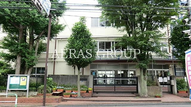 中学校　新宿区立牛込第三中学校（中学校）まで719m