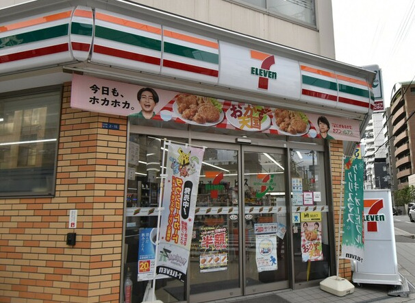 コンビニ　セブンイレブン 大阪内久宝寺町4丁目店（コンビニ）まで49m
