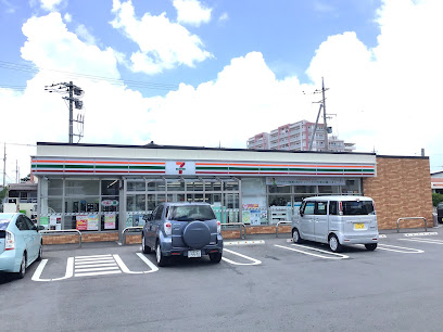 コンビニ　セブン-イレブン 名護宇茂佐の森２丁目店（コンビニ）まで768m