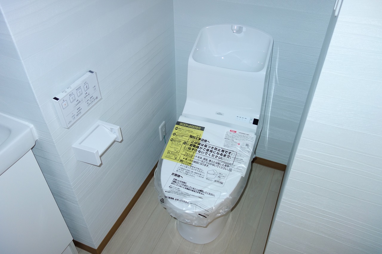 トイレ　温水洗浄便座付の洋式トイレです♪