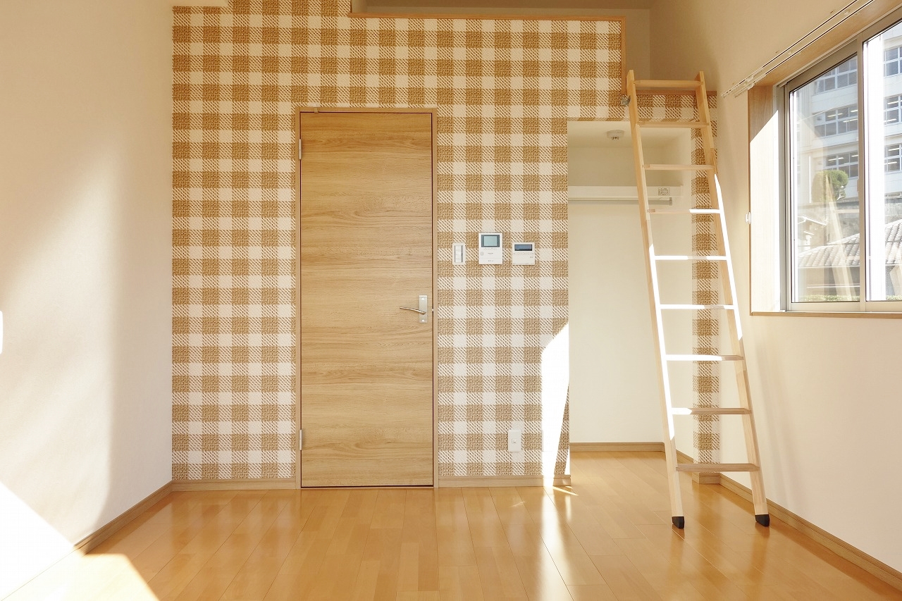 居室・リビング　かわいいアクセントクロスのロフト付のお部屋♪