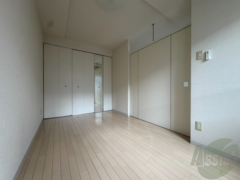 その他部屋・スペース　洋室は白いクロスにブラウンの建具が映えますね～