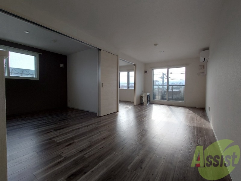 居室・リビング　日当たりが良くて心地よく過ごせそうなお部屋です。