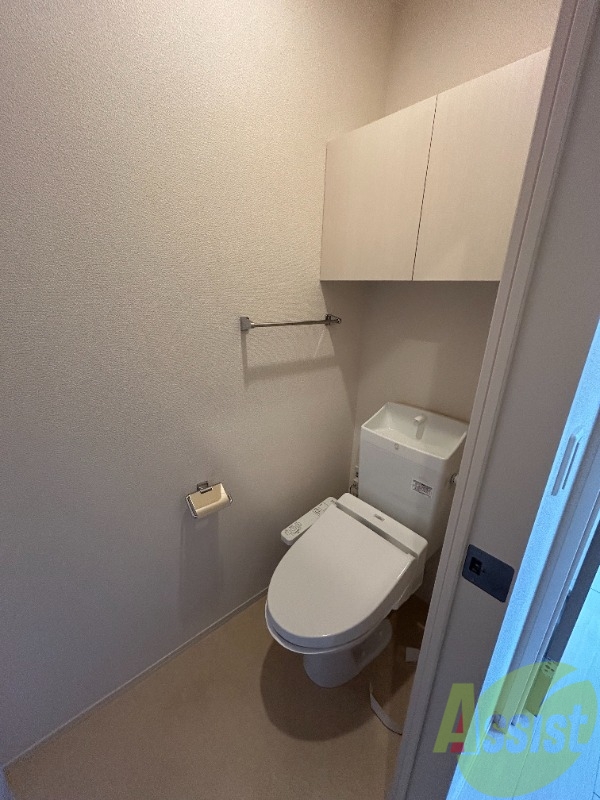 トイレ　トイレは温水洗浄便座となっており、上部に収納もあります。