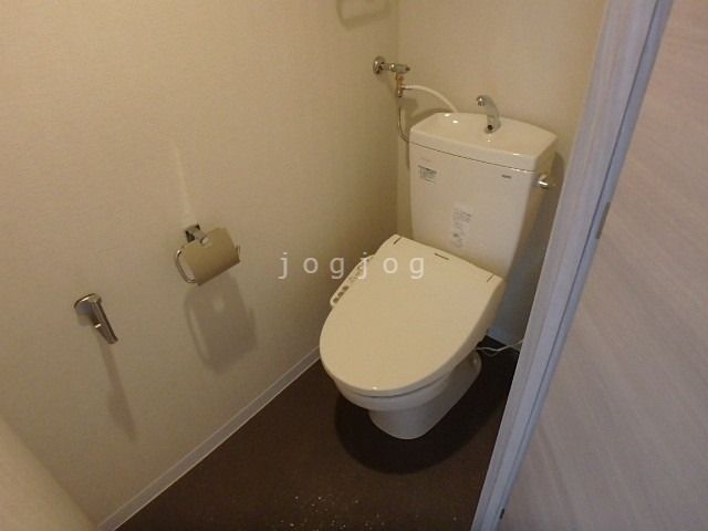 トイレ　嬉しい温水洗浄便座付きのトイレです。