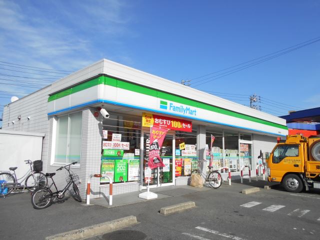 コンビニ　ファミリーマート（コンビニ）まで300m