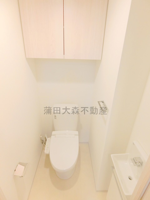 トイレ　棚収納と温水洗浄便座付きのトイレ