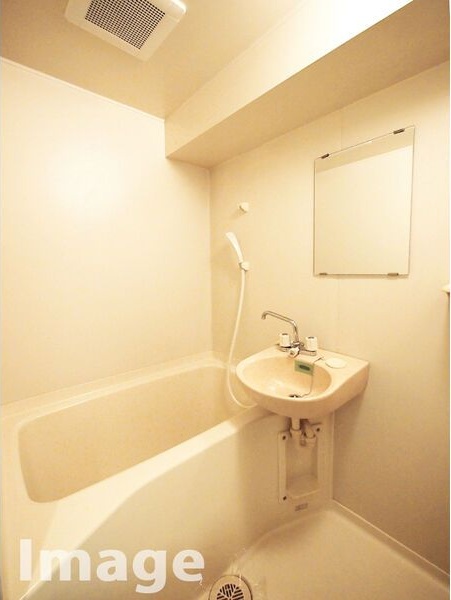 バス・シャワールーム　※写真は同じマンションの違う部屋のものになります。