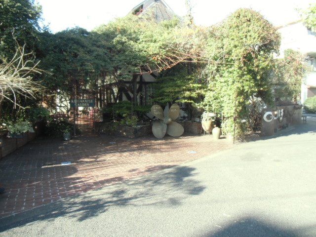 飲食店　仏蘭西料理 貝殻亭（飲食店）まで737m