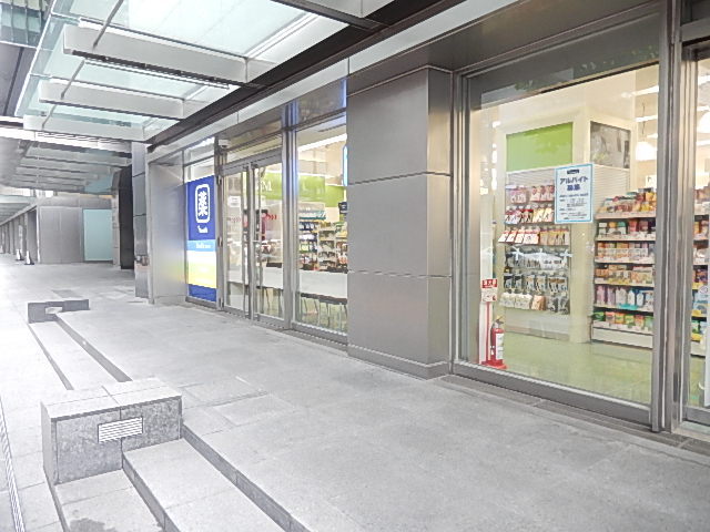ドラックストア　トモズ　コレド日本橋店（ドラッグストア）まで359m