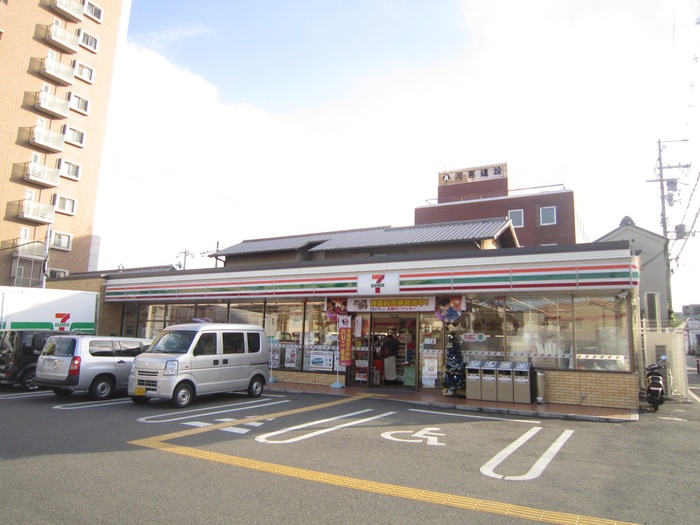 コンビニ　セブンイレブン（コンビニ）まで320m