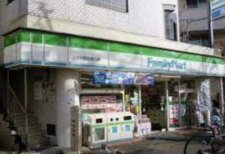 コンビニ　ファミリーマート 上北沢駅前南口店（コンビニ）まで80m