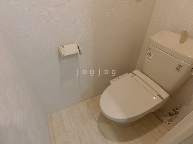 トイレ　嬉しい温水洗浄便座付きのトイレです。