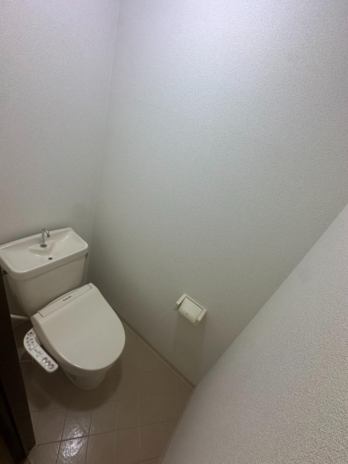 山陽電鉄本線 亀山駅 徒歩14分 2階建 築33年のトイレ写真
