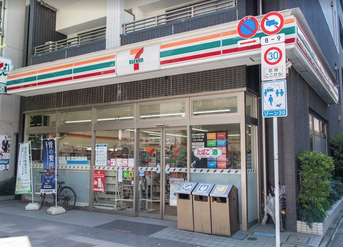 コンビニ　セブンイレブン中央区新川2丁目店（コンビニ）まで21m