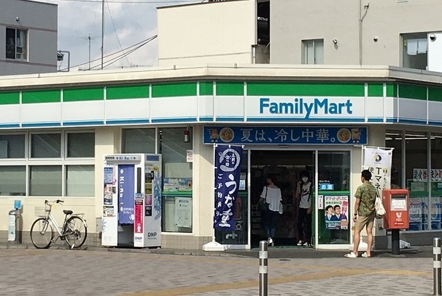 コンビニ　ファミリーマート（コンビニ）まで400m