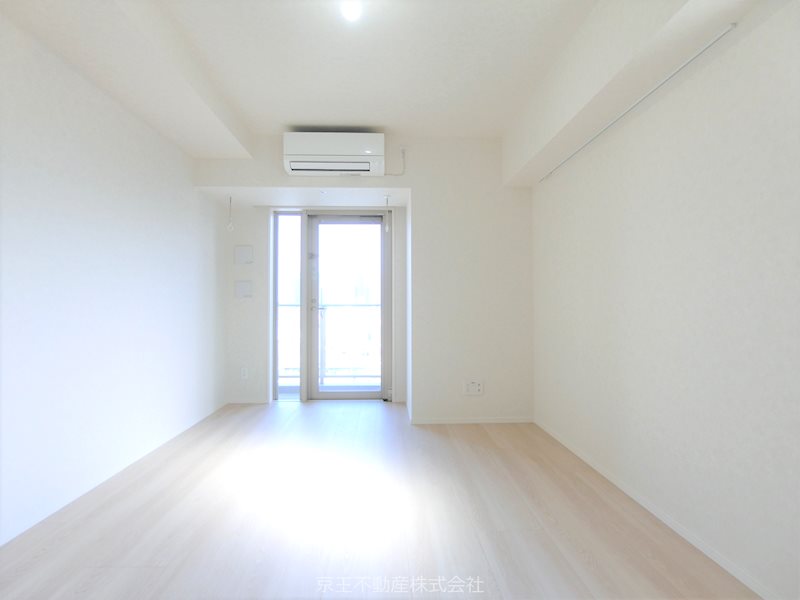 居室・リビング　淡いカラーのフローリングのお部屋