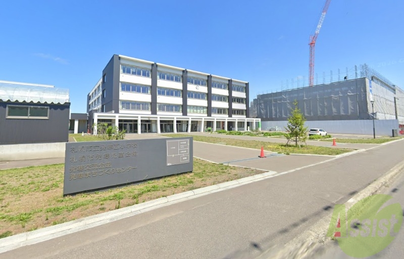 小学校　札幌市立発寒西小学校（小学校）まで239m