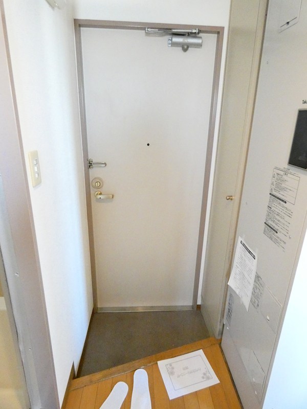 玄関　※間取り反転部屋写真