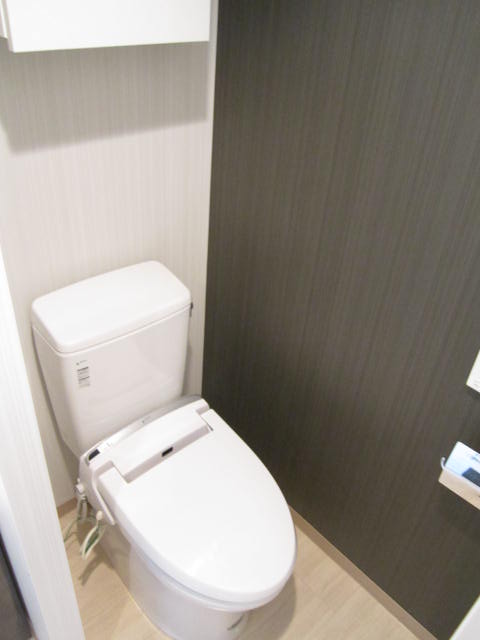 トイレ　温水洗浄便座付きトイレです。