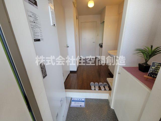 玄関　※同タイプの写真となり、実際のお部屋とは異なる場合があります