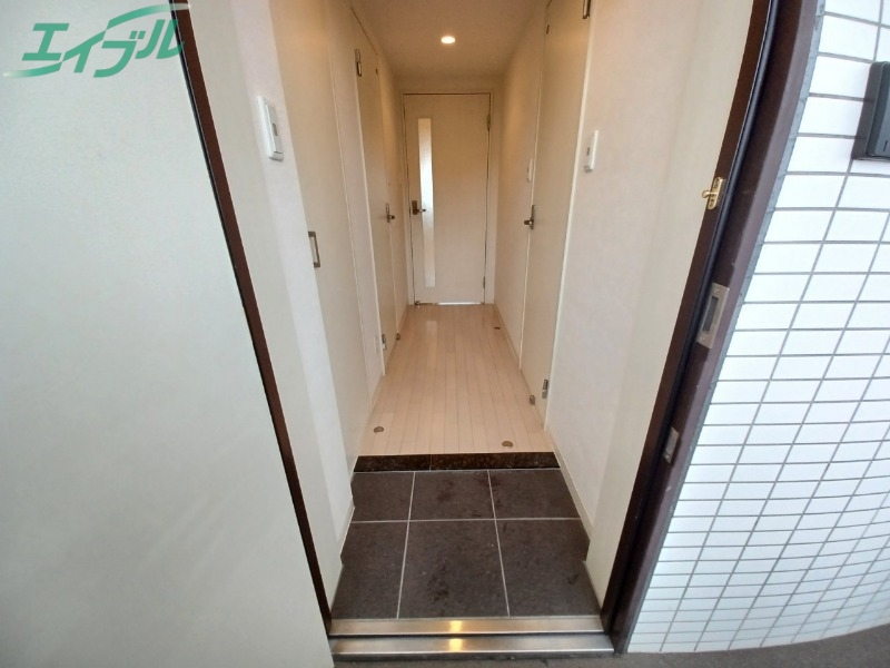 玄関　別部屋反転参考写真です