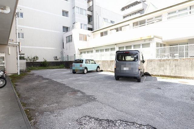 駐車場　駐車場に車を止められます