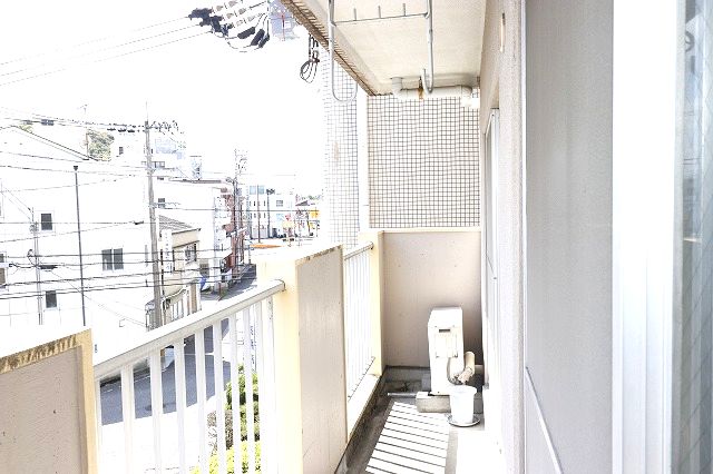 バルコニー　暖かな日差しのふりそそぐバルコニー