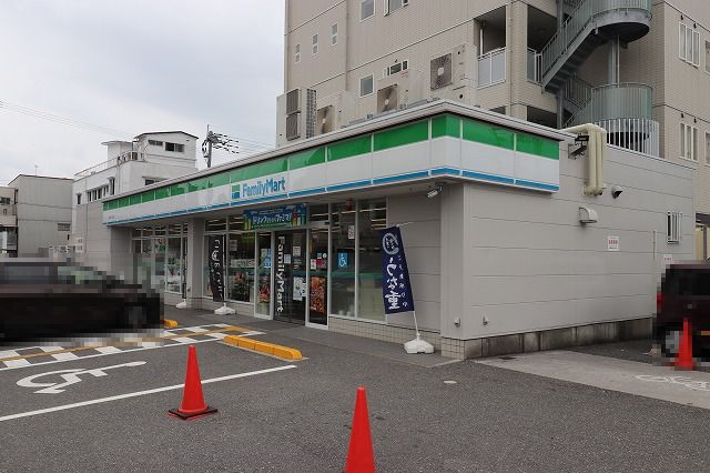 コンビニ　ファミリーマート かるぽーと前店（コンビニ）まで667m