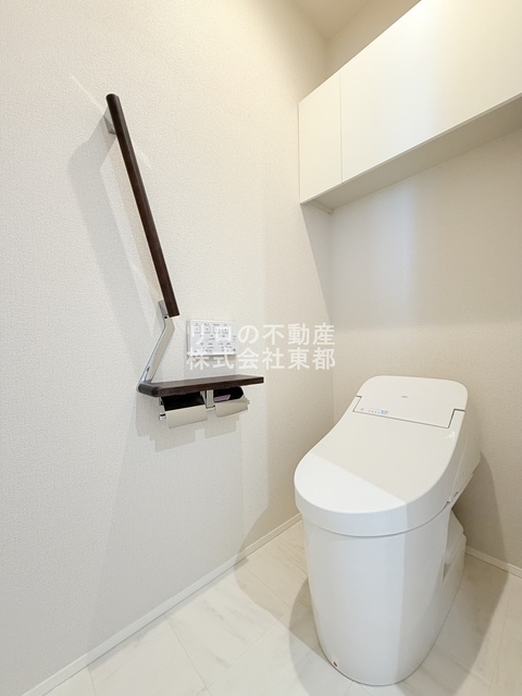 トイレ　白基調で清潔感のあるトイレです♪