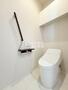 トイレ　白基調で清潔感のあるトイレです♪
