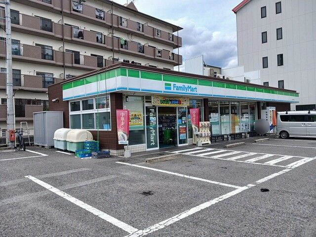 コンビニ　ファミリーマート西堤本通西店（コンビニ）まで370m