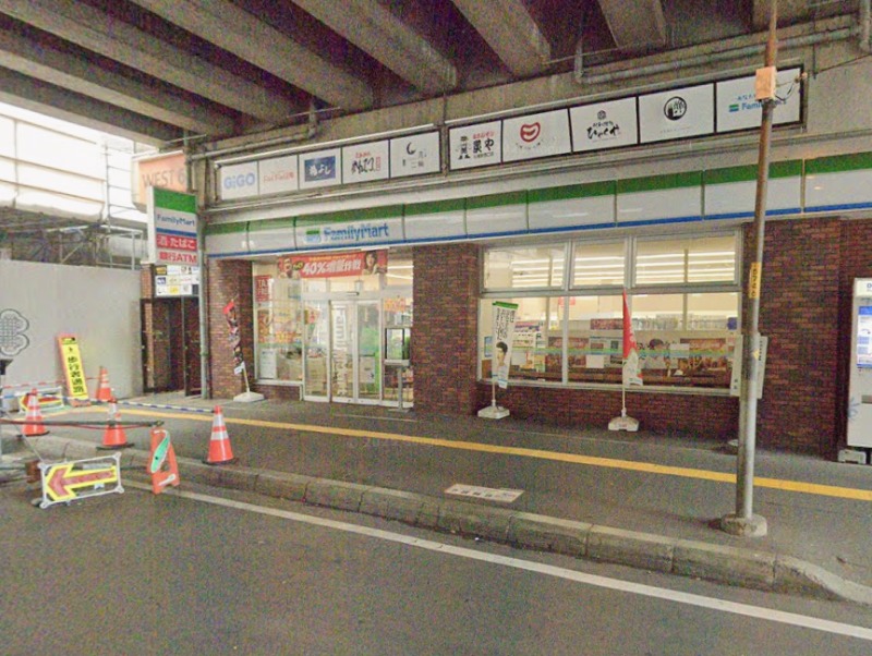 コンビニ　ファミリーマート札幌駅西口店（コンビニ）まで92m