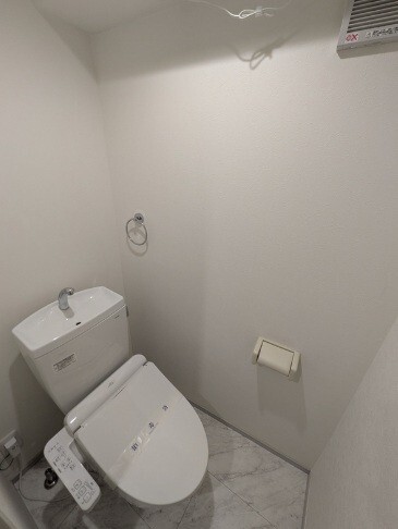 東急大井町線 等々力駅 徒歩8分 4階建 築8年のトイレ写真