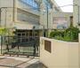 小学校　新宿区立鶴巻小学校（小学校）まで195m