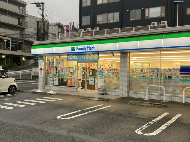 コンビニ　ファミリーマート 横浜狩場町店（コンビニ）まで563m