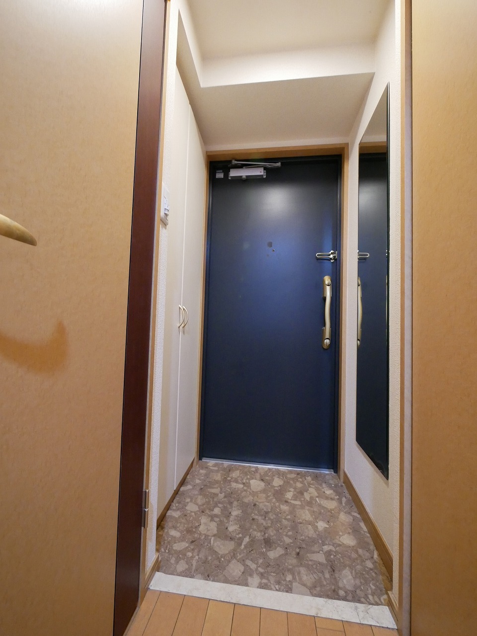プレサンス名古屋城前の玄関写真