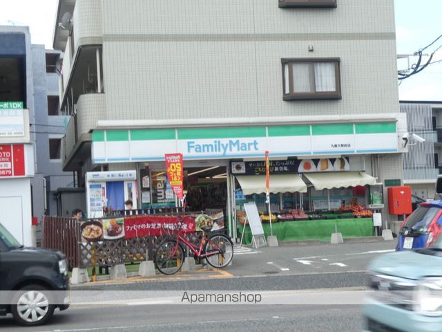 コンビニ　ファミリーマート（コンビニ）まで597m