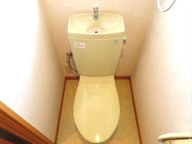 トイレ　落ち着いた色調のトイレです