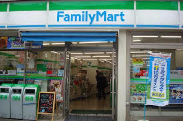 コンビニ　ファミリーマート綾瀬西口店（コンビニ）まで110m