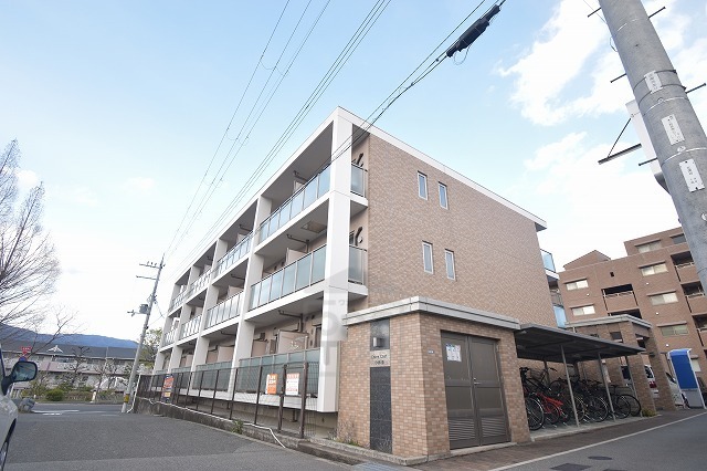 阪急千里線 北千里駅 バス乗車時間：12分 最寄りバス停で下車 徒歩7分 築16年
