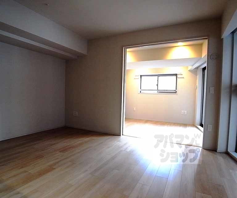 プレミスト京都御池通の居間写真