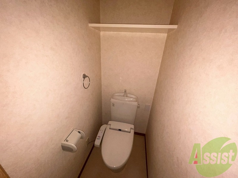 トイレ　棚が付いており、トイレットペーパー等のストックも可能です。