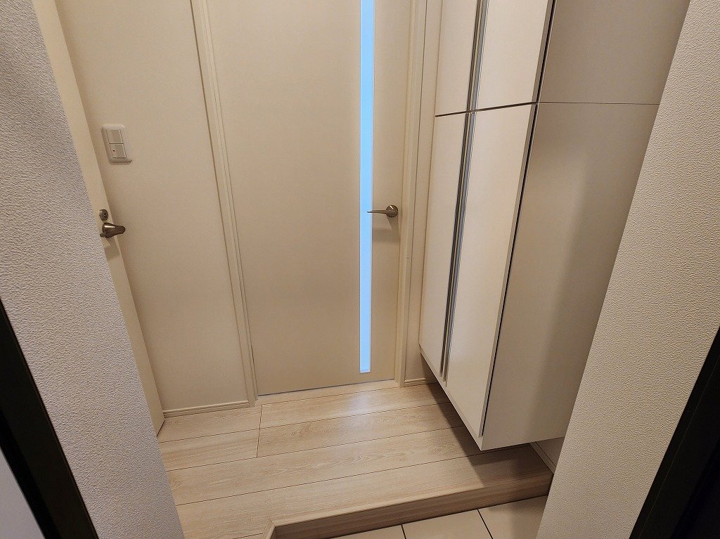玄関　下駄箱　扉付き玄関ホール