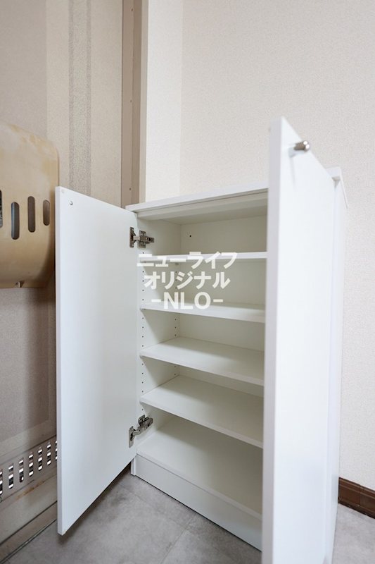 その他設備　靴のサイズによって棚板の位置を調整できる可動式棚☆