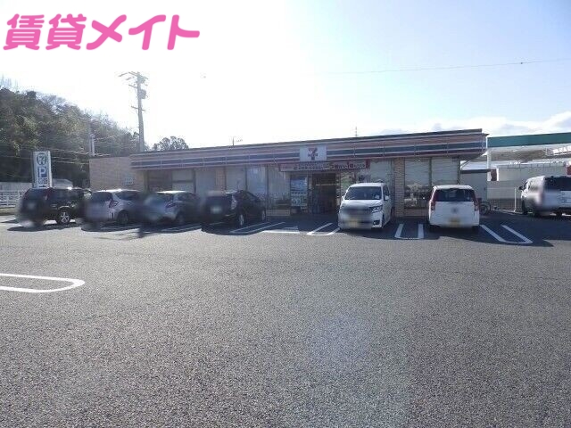 コンビニ　セブンイレブン四日市三重団地入口店（コンビニ）まで1353m