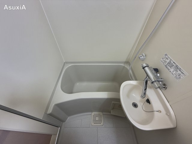 バス・シャワールーム　同タイプ間取りの別部屋写真です。
