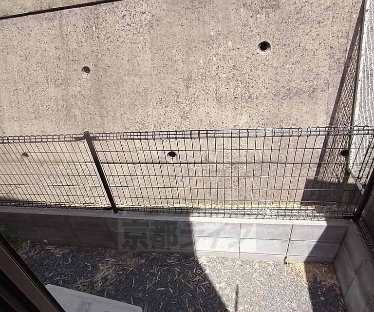 バルコニー　外に干しても外から見えません。